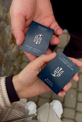 патріотичний металевий значок на одяг "Пташка" зірки (герб, тризуб) 98989 фото