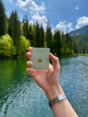 Значок &laquo;Чай / Матча&raquo; в золоті 585 проби &mdash; металевий пін на одяг 🍵✨ 323233 фото