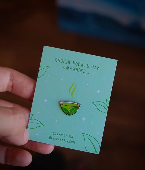 Значок &laquo;Чай / Матча&raquo; в золоті 585 проби &mdash; металевий пін на одяг 🍵✨ 323233 фото